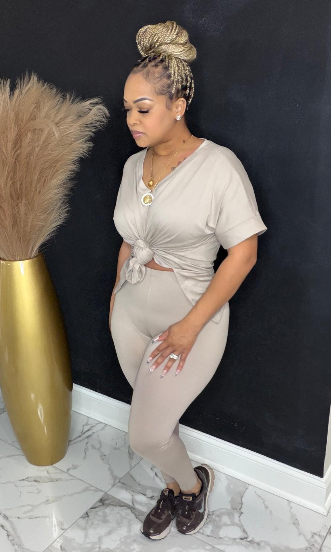 Model wearing Basic Set Light Mocha in size medium, side view highlighting high-waisted leggings and fitted top.