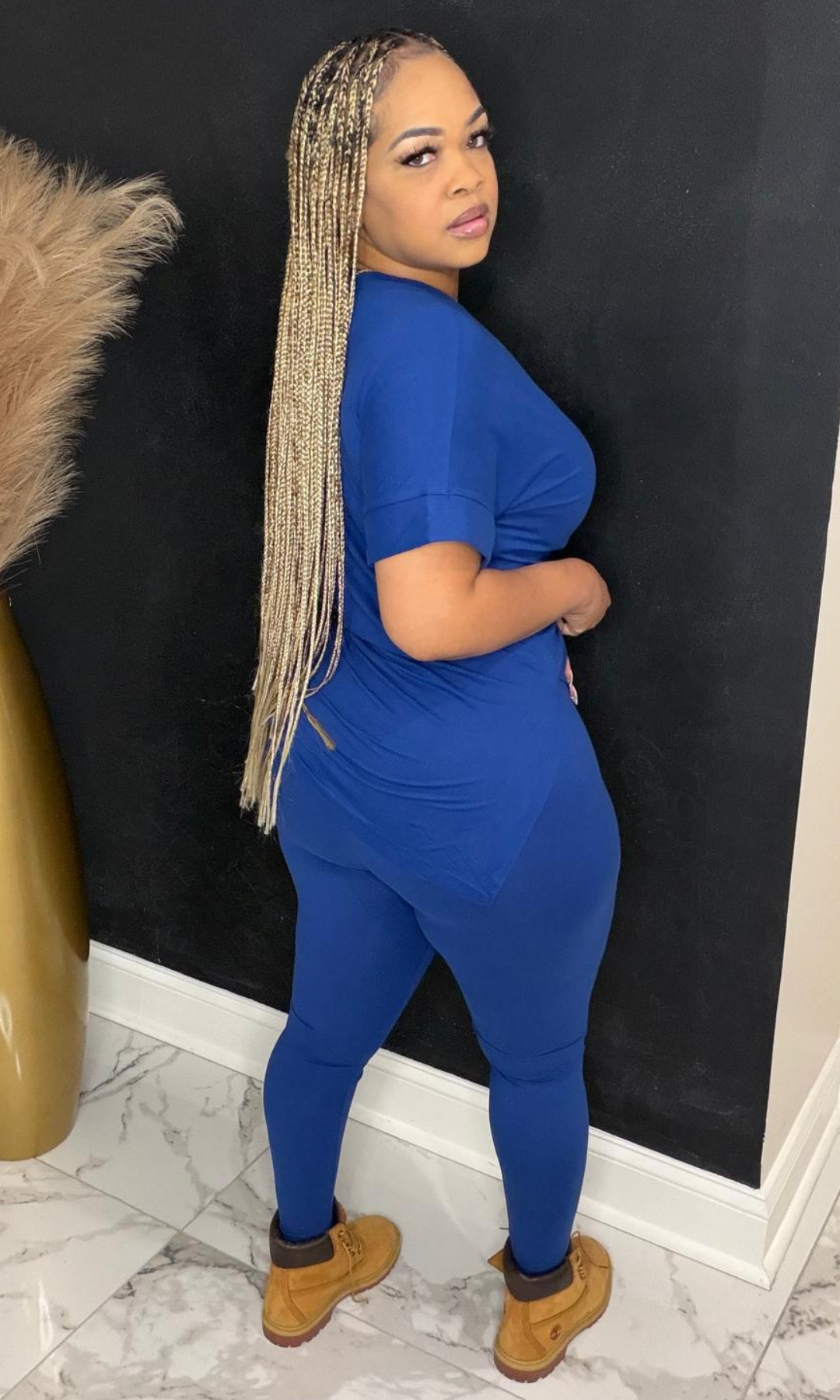 Model wearing Basic Set Light Navy in size medium, back view highlighting high-waisted leggings and fitted top.