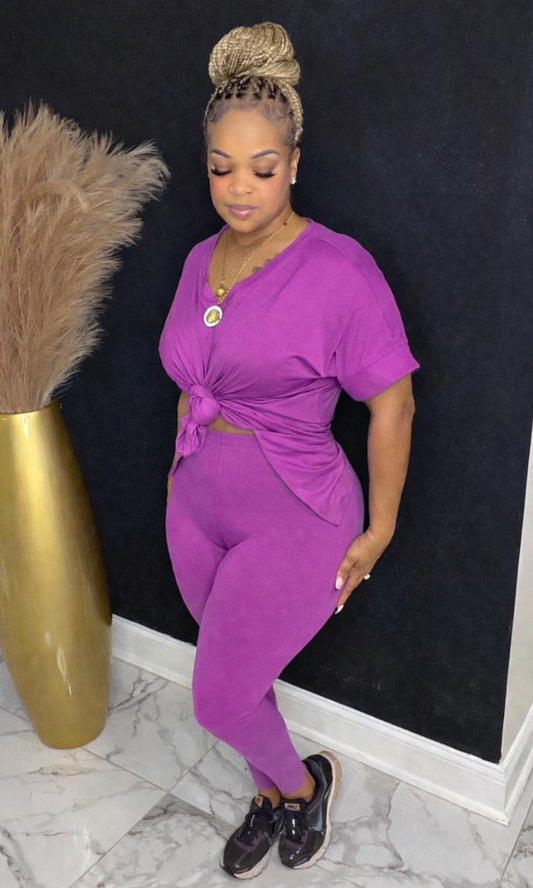 Model wearing Basic Set Light Plum in size medium, front view styled with sneakers, featuring high-waisted leggings and knotted top detail.