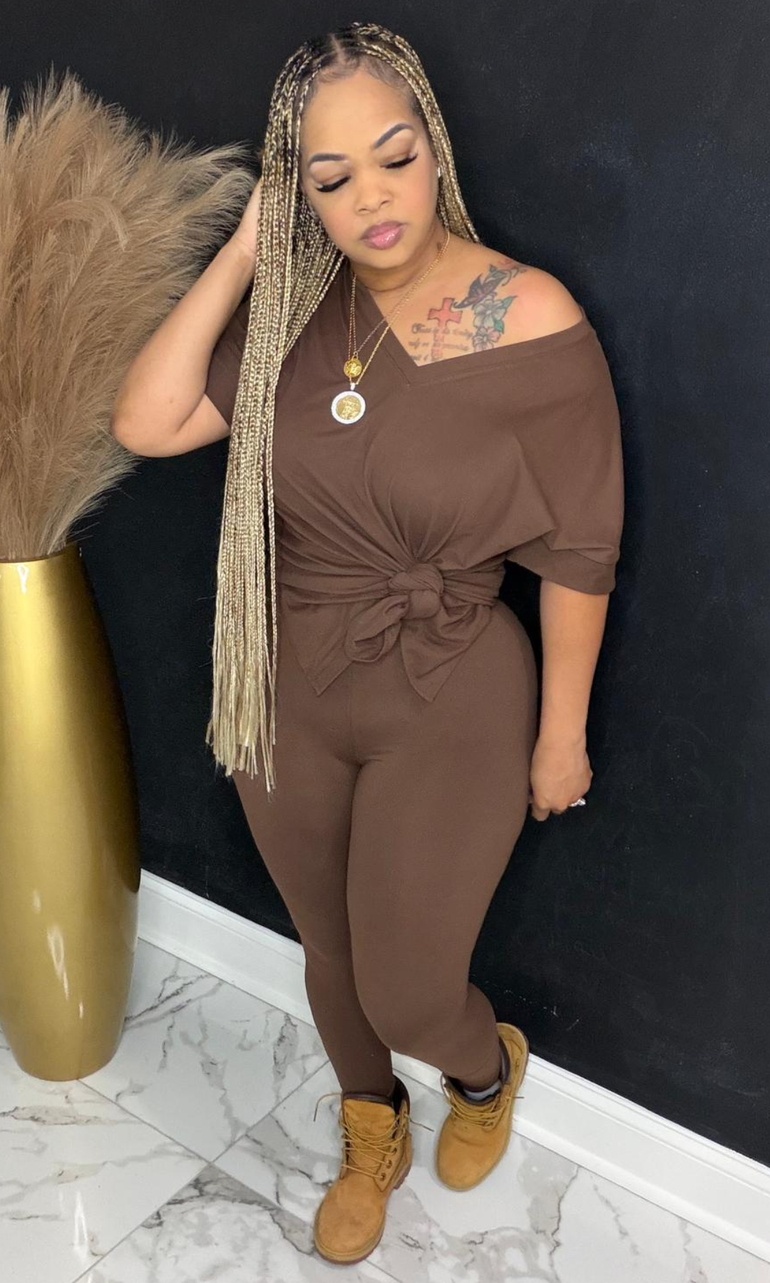 Model wearing Basic Set Brown in size medium, back view highlighting high-waisted leggings and fitted top.